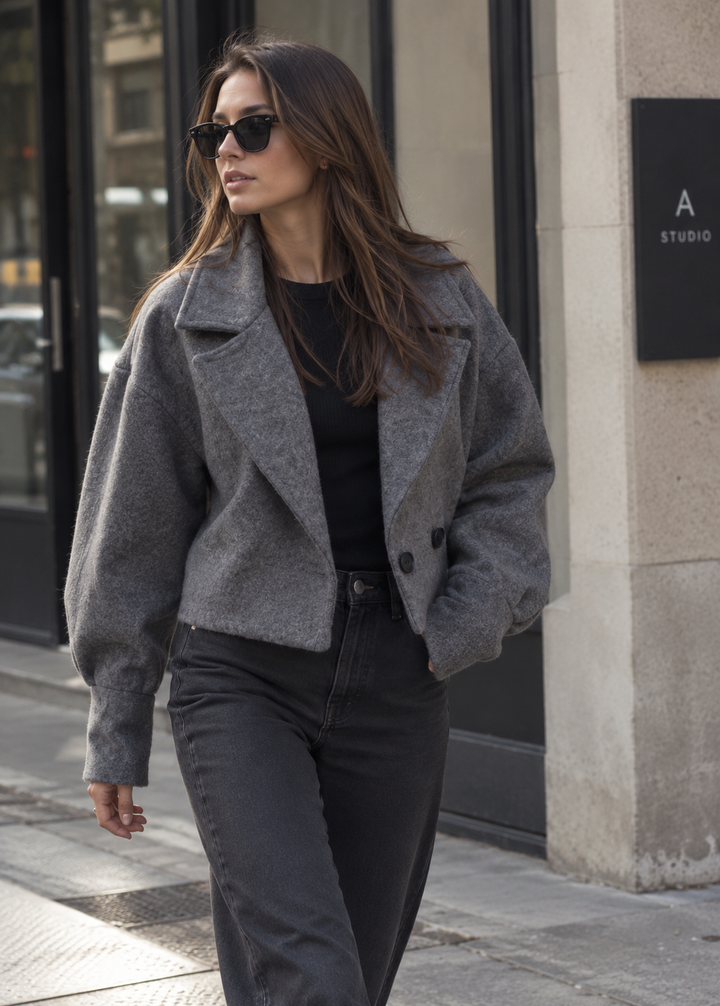 Kurze Damenjacke mit breitem Revers im Oversize-Schnitt – Céliane