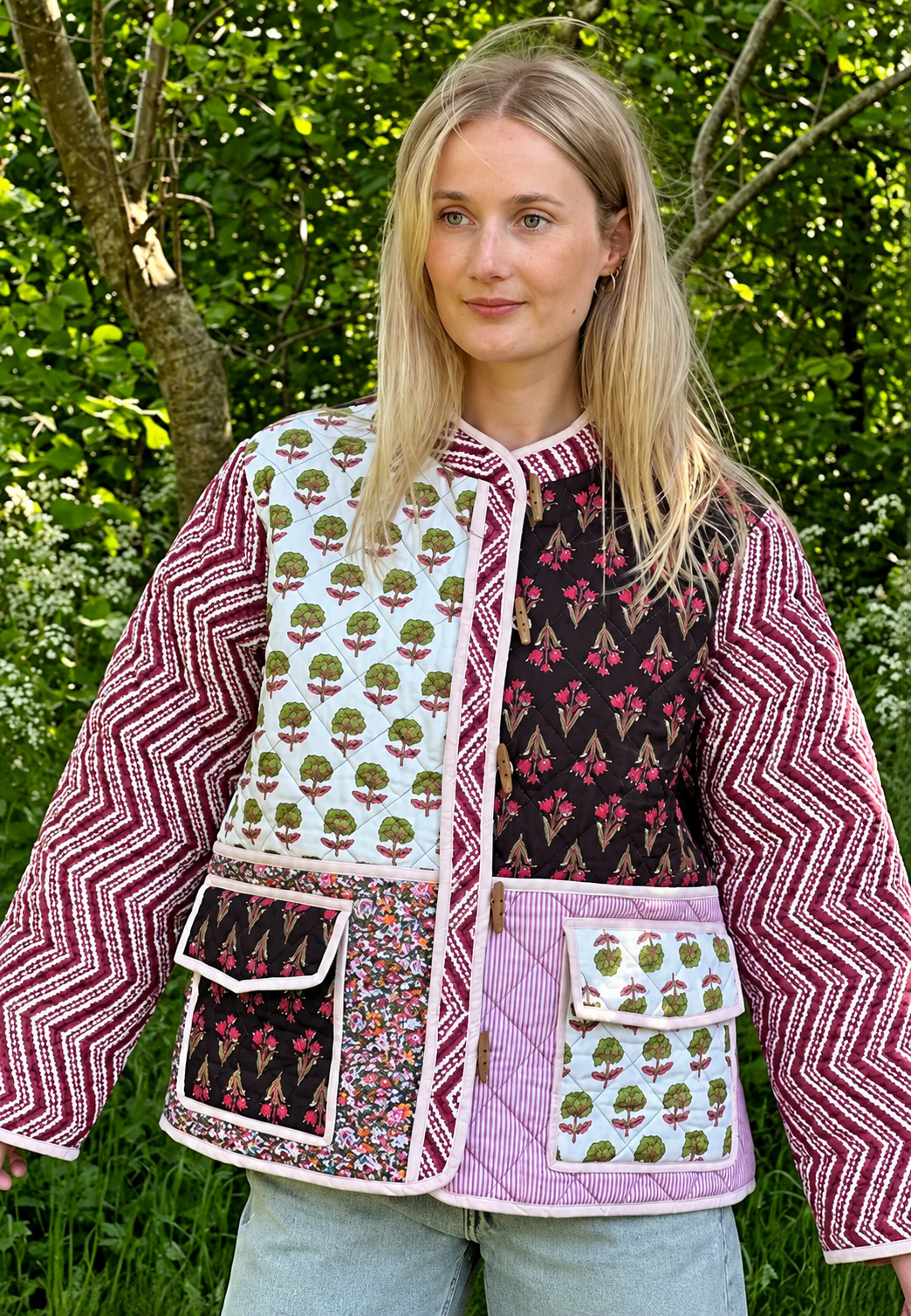 Damen Steppjacke mit Blumenmuster, Zickzack-Ärmeln und Knöpfen - Adriane