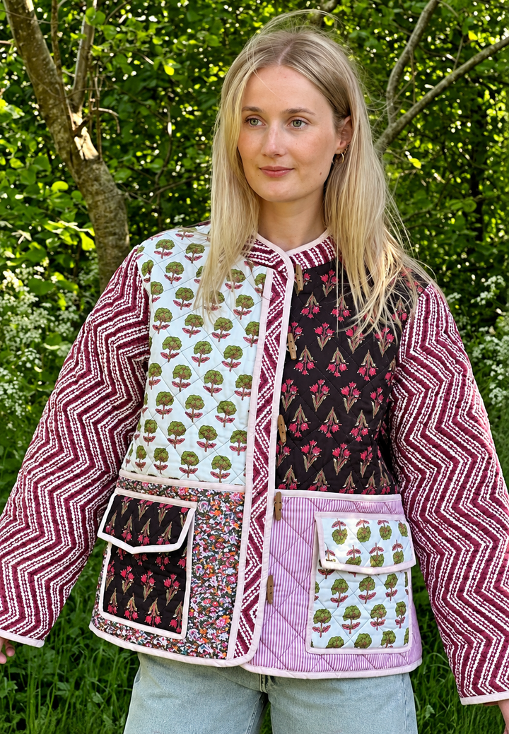 Damen Steppjacke mit Blumenmuster, Zickzack-Ärmeln und Knöpfen - Adriane