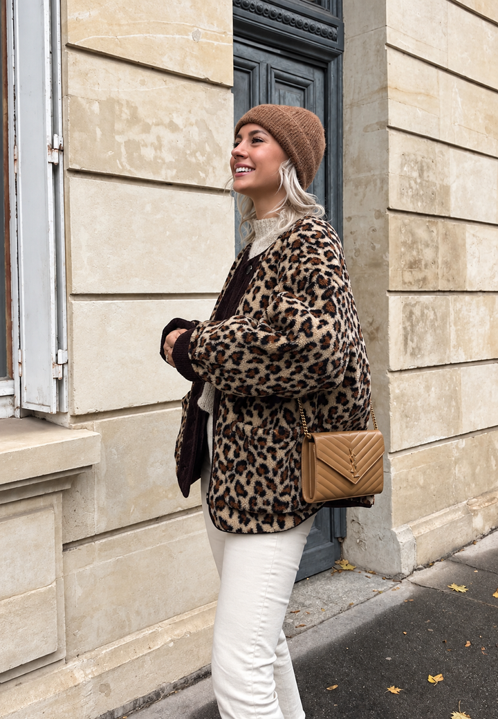 Damenjacke mit Leopardenmuster und kontrastfarbenen Paspeln – Bulera