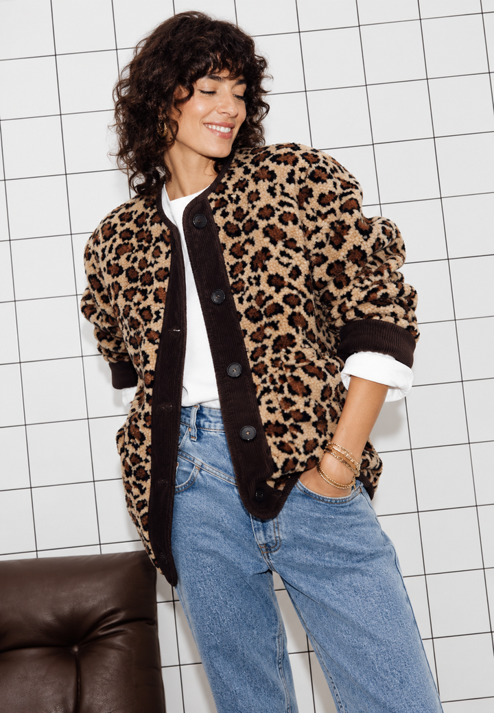 Damenjacke mit Leopardenmuster und kontrastfarbenen Paspeln – Bulera