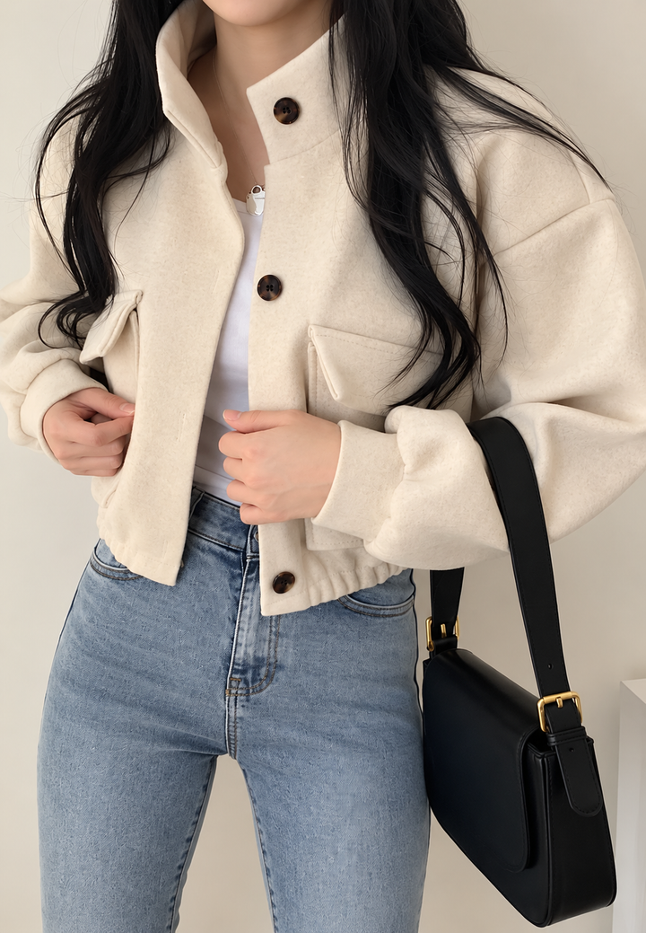 Kurze Damenjacke mit hohem Kragen, Knöpfen und weiten Ärmeln – Aveline