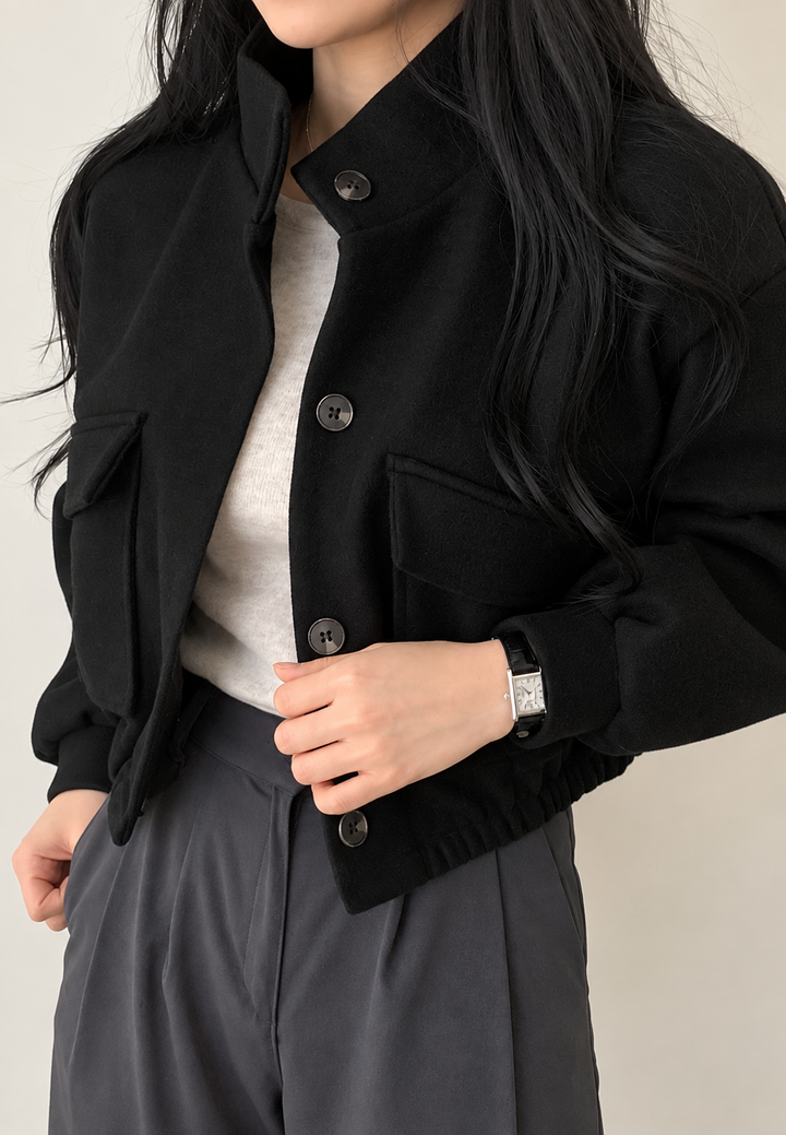 Kurze Damenjacke mit hohem Kragen, Knöpfen und weiten Ärmeln – Aveline