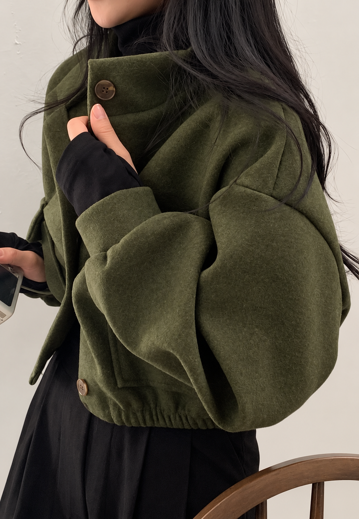 Kurze Damenjacke mit hohem Kragen, Knöpfen und weiten Ärmeln – Aveline