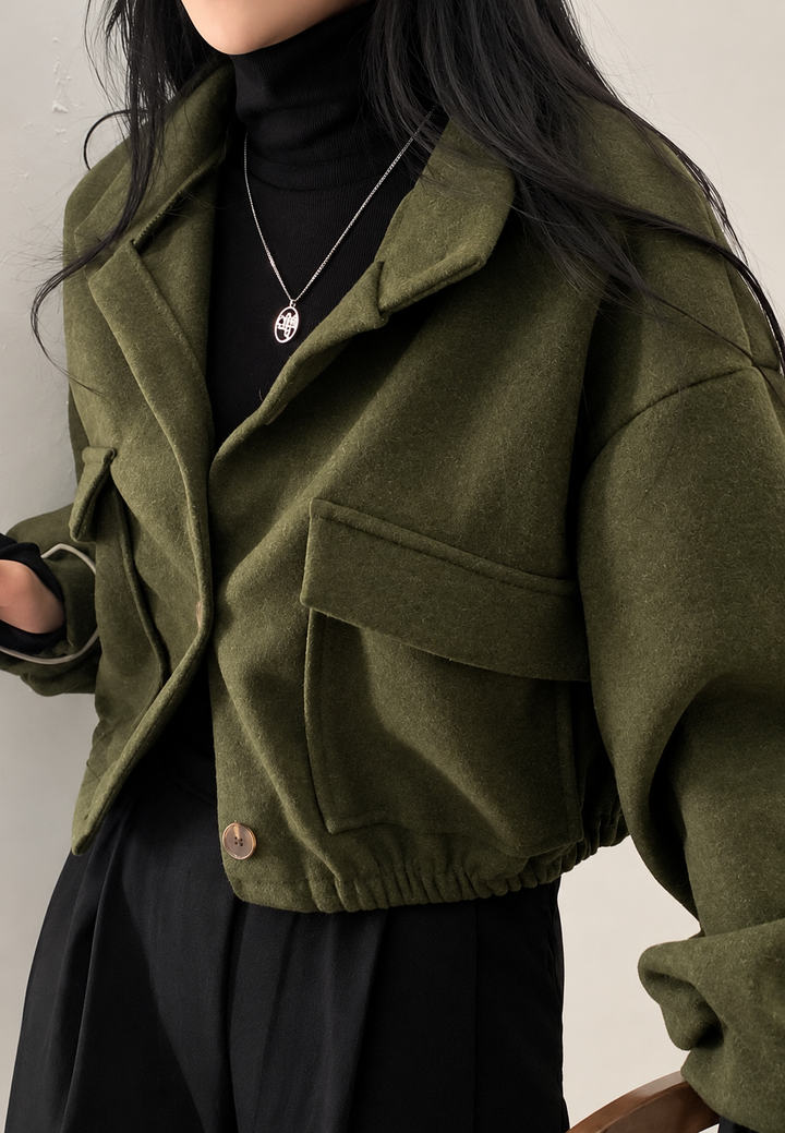 Kurze Damenjacke mit hohem Kragen, Knöpfen und weiten Ärmeln – Aveline