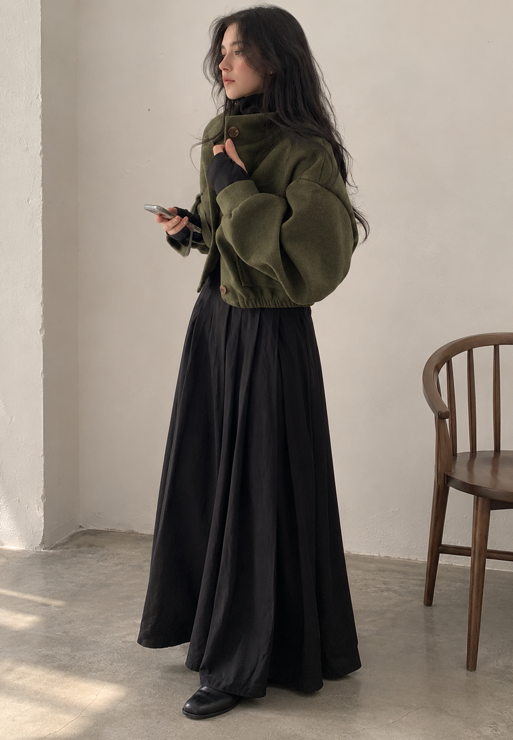 Kurze Damenjacke mit hohem Kragen, Knöpfen und weiten Ärmeln – Aveline