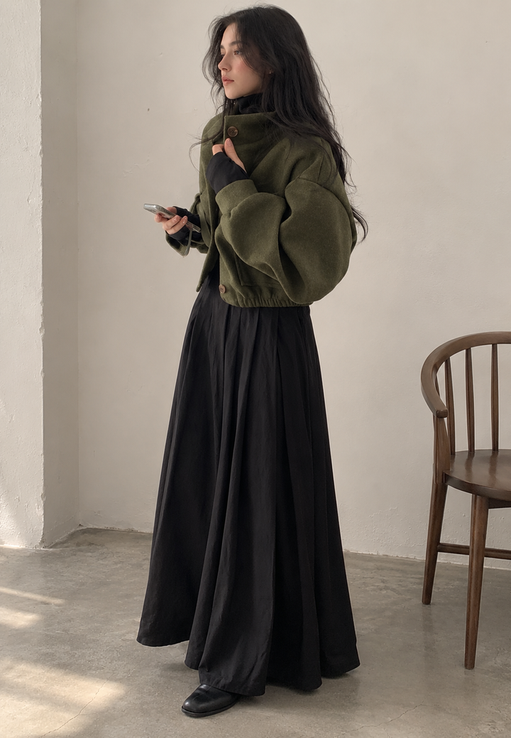 Kurze Damenjacke mit hohem Kragen, Knöpfen und weiten Ärmeln – Aveline