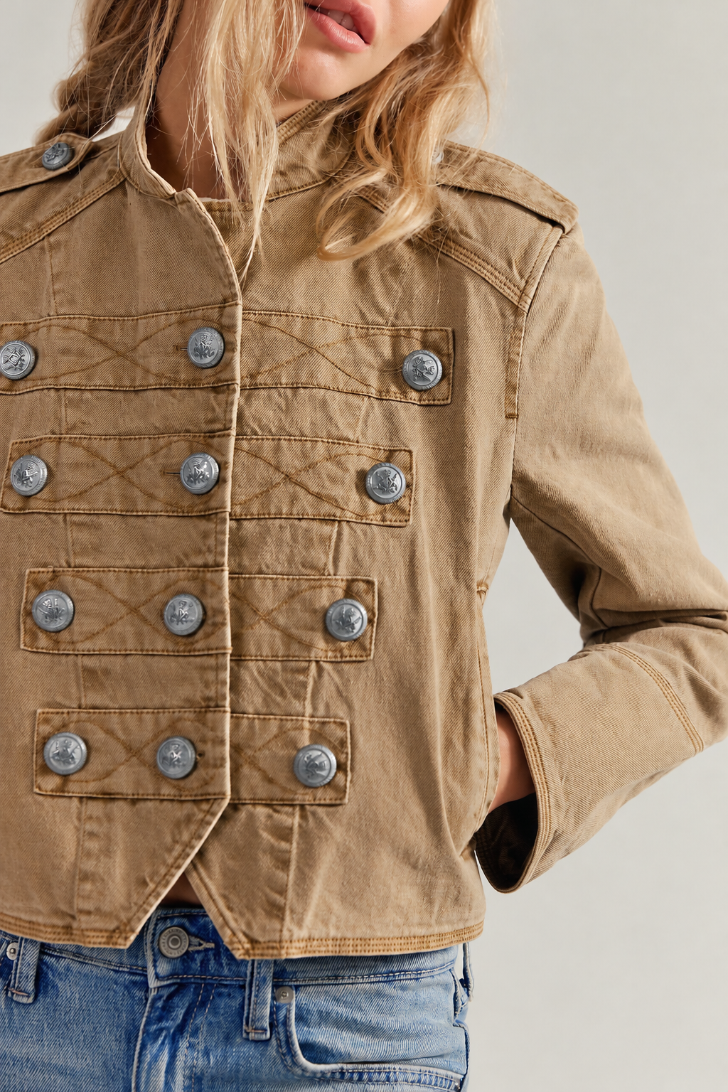 Damen kurze Jacke mit Stehkragen und dekorativen Knöpfen - Arlet