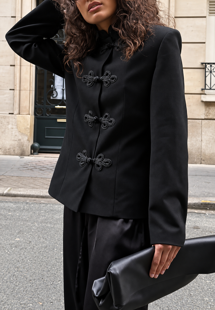 Damen taillierte Jacke mit Stehkragen und Posamentenverschlüssen - Elara