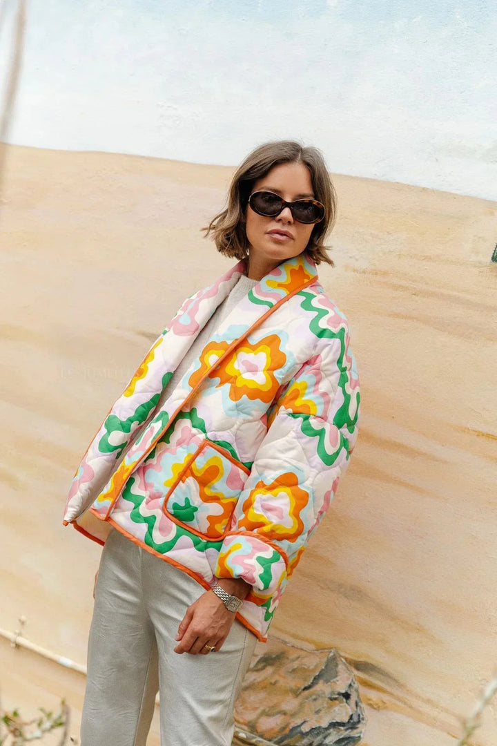 Damen Jacke mit großen Blumen und Rautensteppung im Boho-Stil - Mirthe