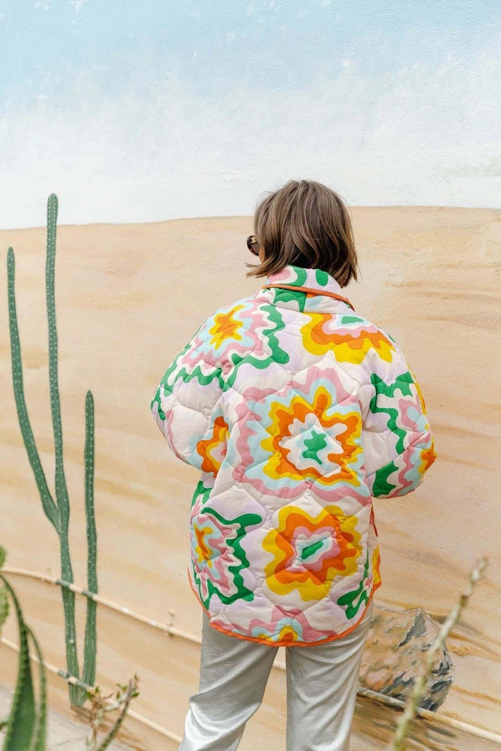 Damen Jacke mit großen Blumen und Rautensteppung im Boho-Stil - Mirthe