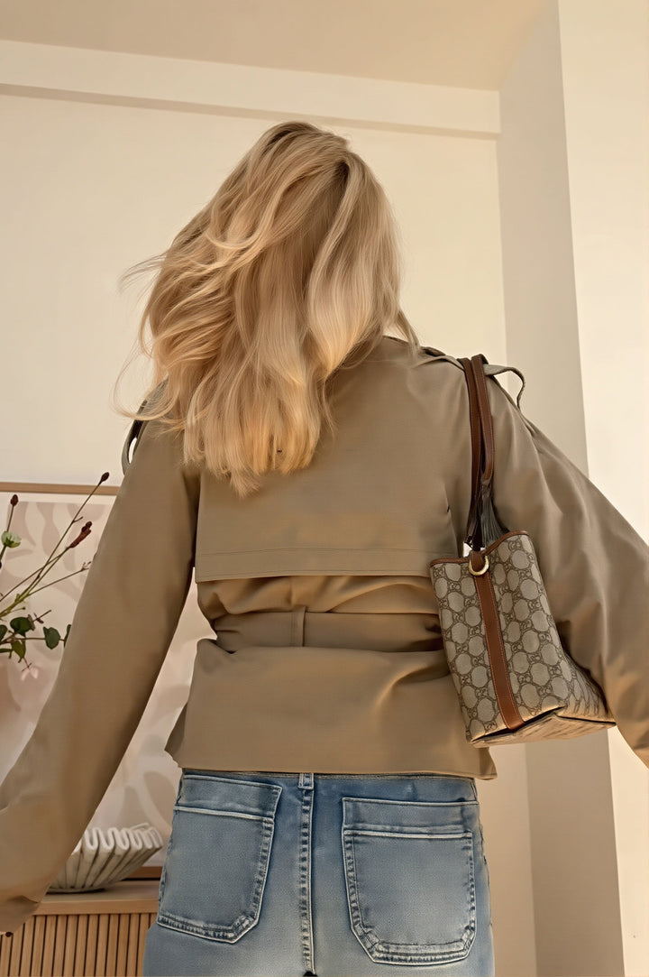 Crop-Trenchcoat für Damen mit hohem Kragen, doppelter Knopfleiste und Gürtel – Nora