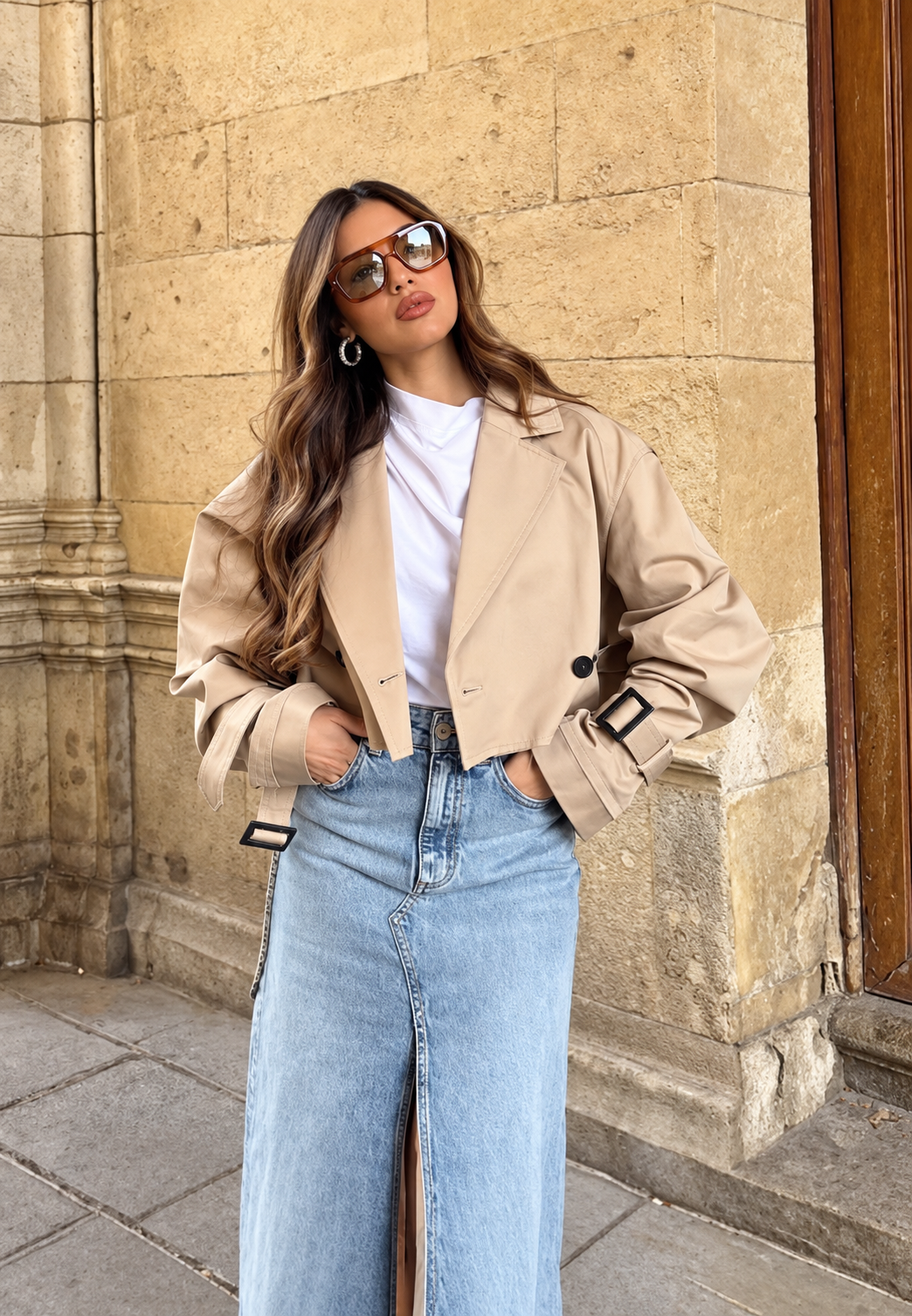 Kurze Damen-Trenchcoat mit doppelter Knopfleiste und Gürtel – Cala