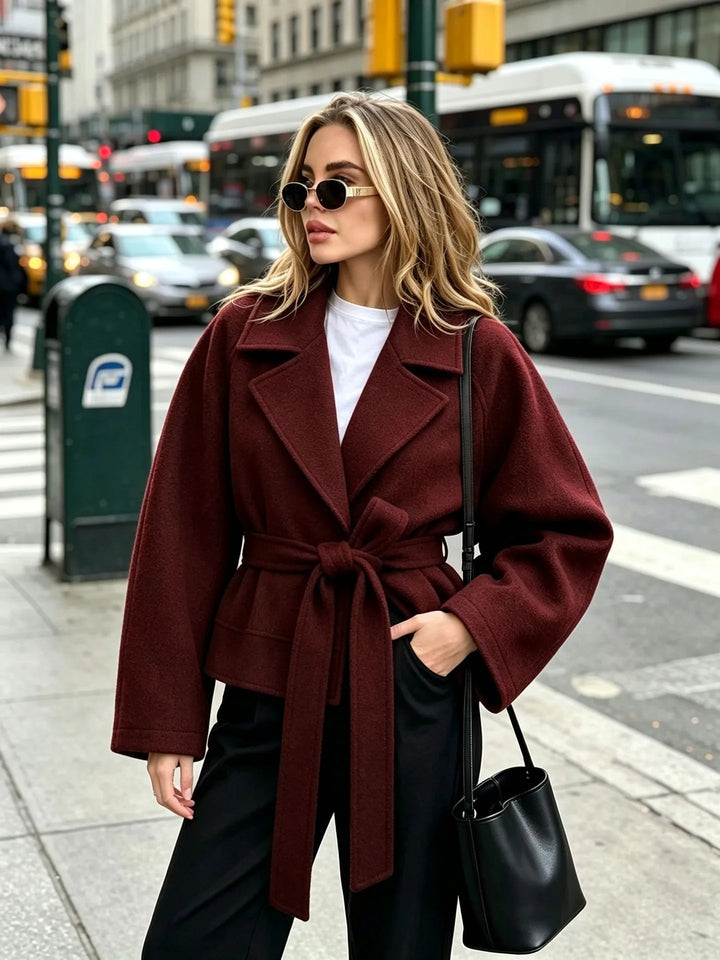 Kurze Tuchjacke mit Gürtel und Revers - Calina