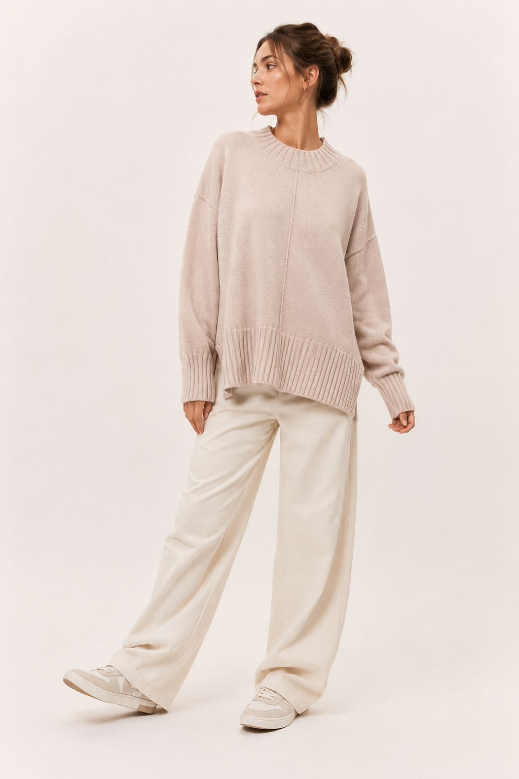 Oversize-Damenpullover mit kurzem Rollkragen und asymmetrischem Saum – Greta