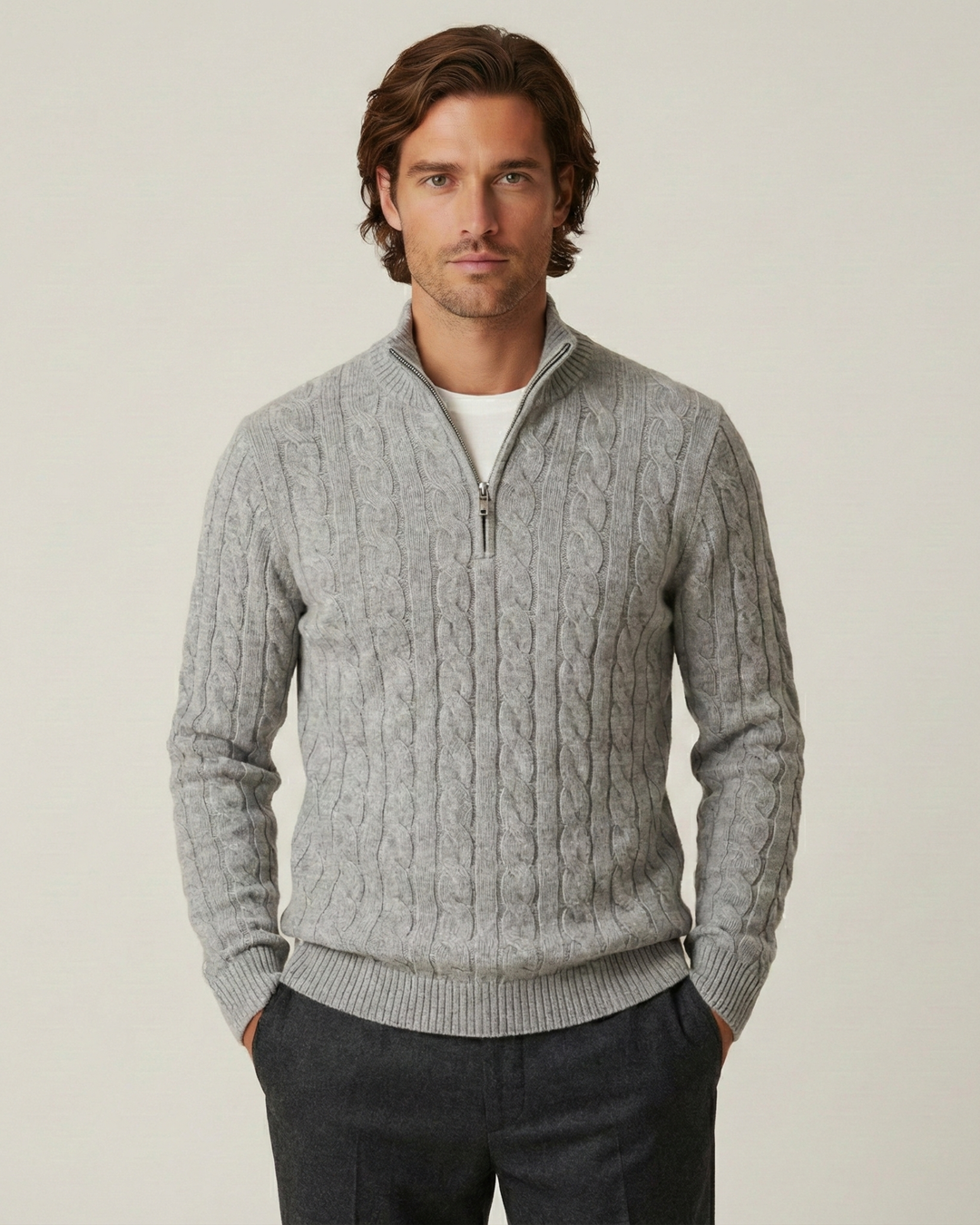 Herrenpullover mit halbem Reißverschluss, Stehkragen und Zopfmuster – Moritz