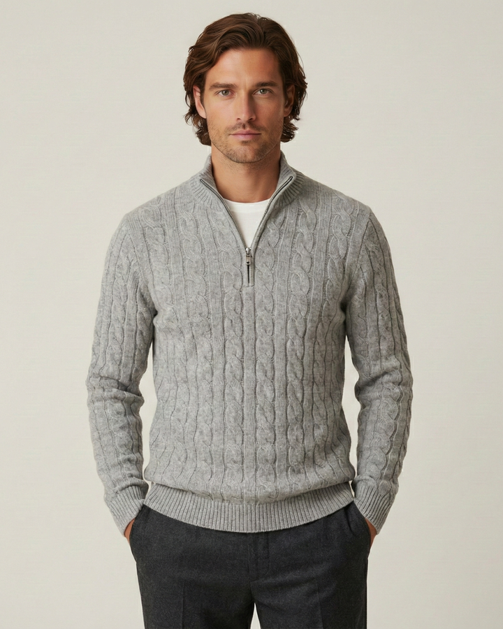Herrenpullover mit halbem Reißverschluss, Stehkragen und Zopfmuster – Moritz