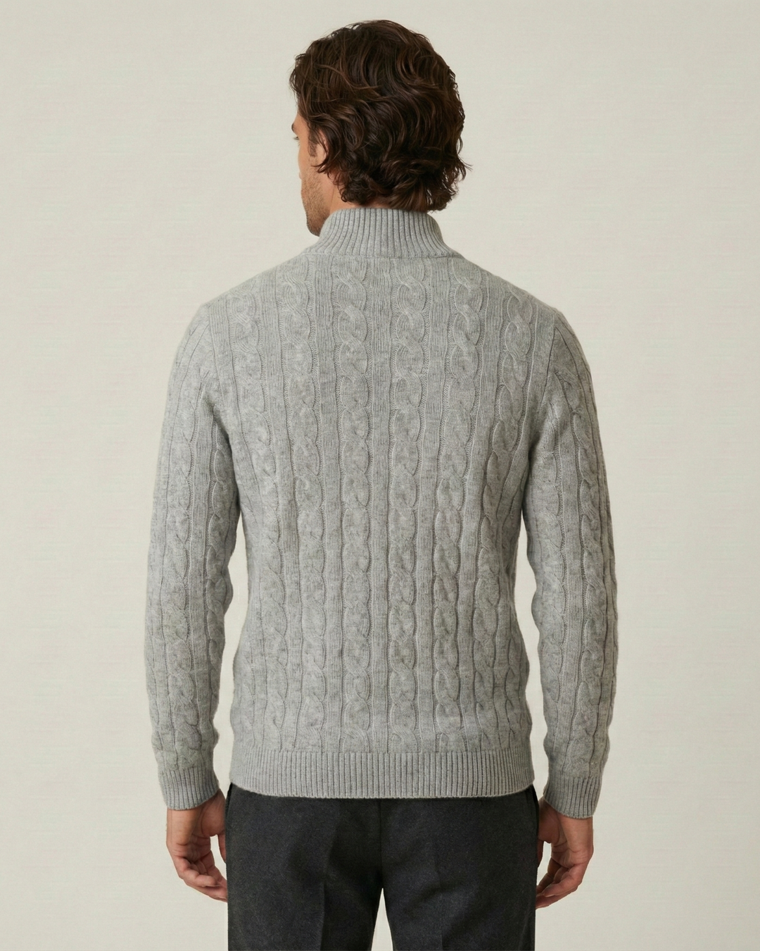 Herrenpullover mit halbem Reißverschluss, Stehkragen und Zopfmuster – Moritz