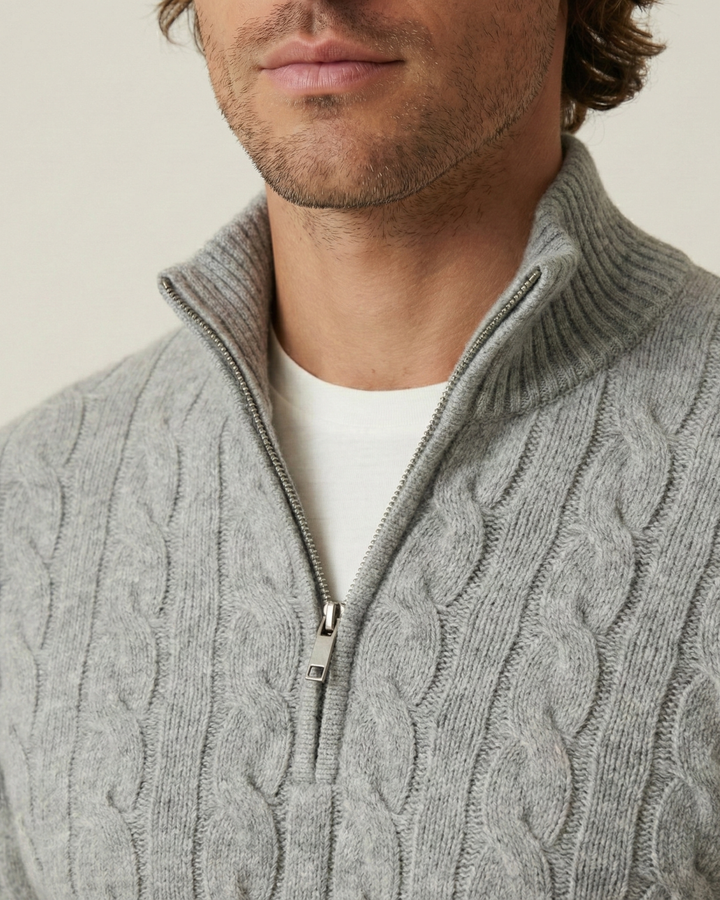 Herrenpullover mit halbem Reißverschluss, Stehkragen und Zopfmuster – Moritz