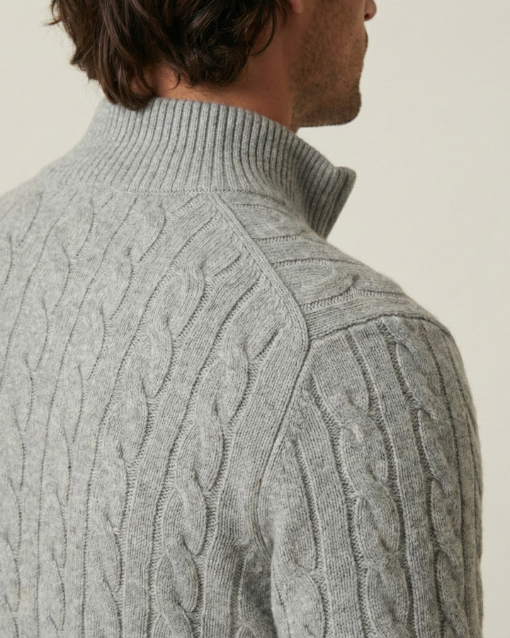 Herrenpullover mit halbem Reißverschluss, Stehkragen und Zopfmuster – Moritz