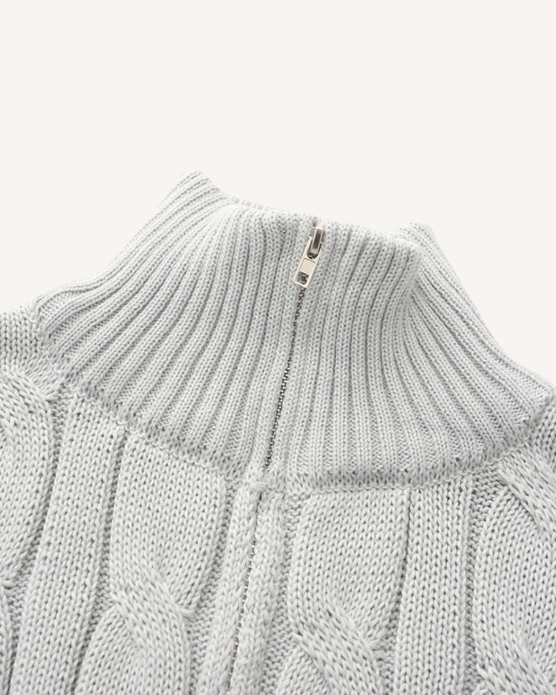 Herrenpullover mit halbem Reißverschluss, Stehkragen und Zopfmuster – Moritz