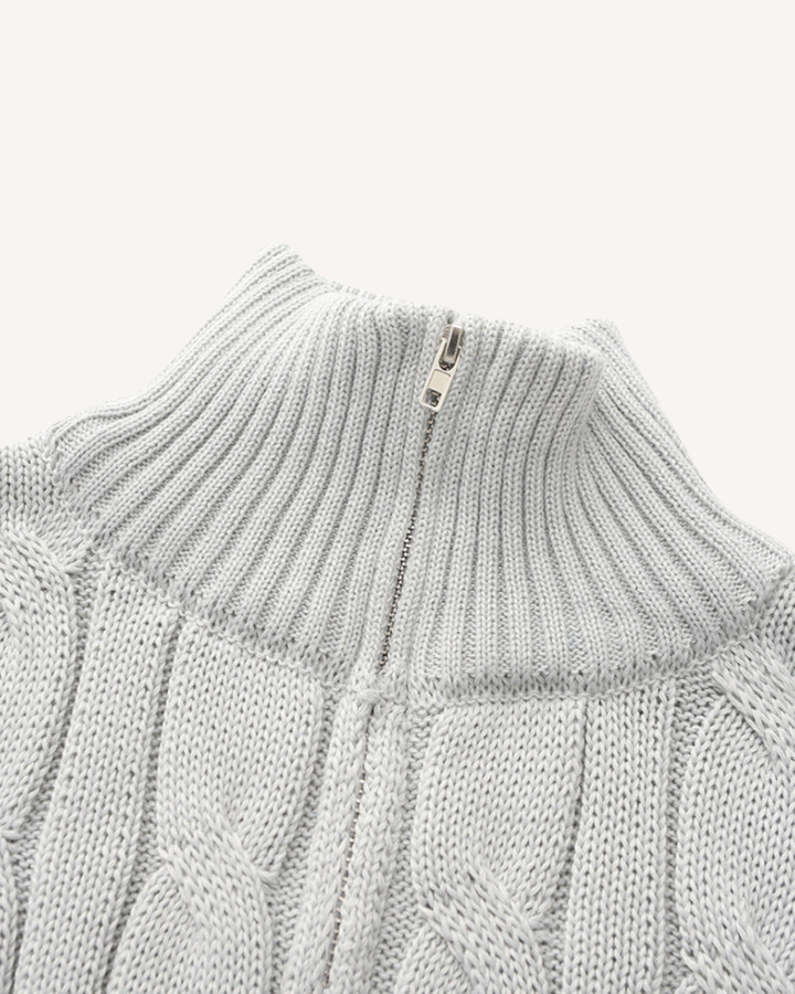 Herrenpullover mit halbem Reißverschluss, Stehkragen und Zopfmuster – Moritz