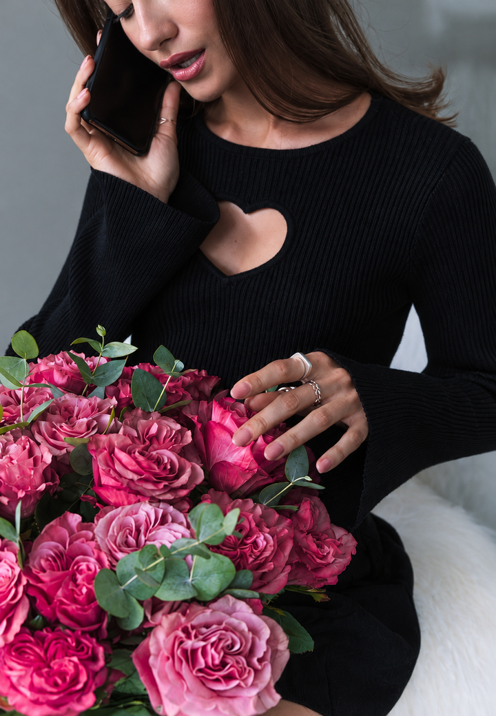 Figurbetonter Damen-Rippstrickpullover mit Herz-Cut-out und ausgestellten Ärmeln - Sabina