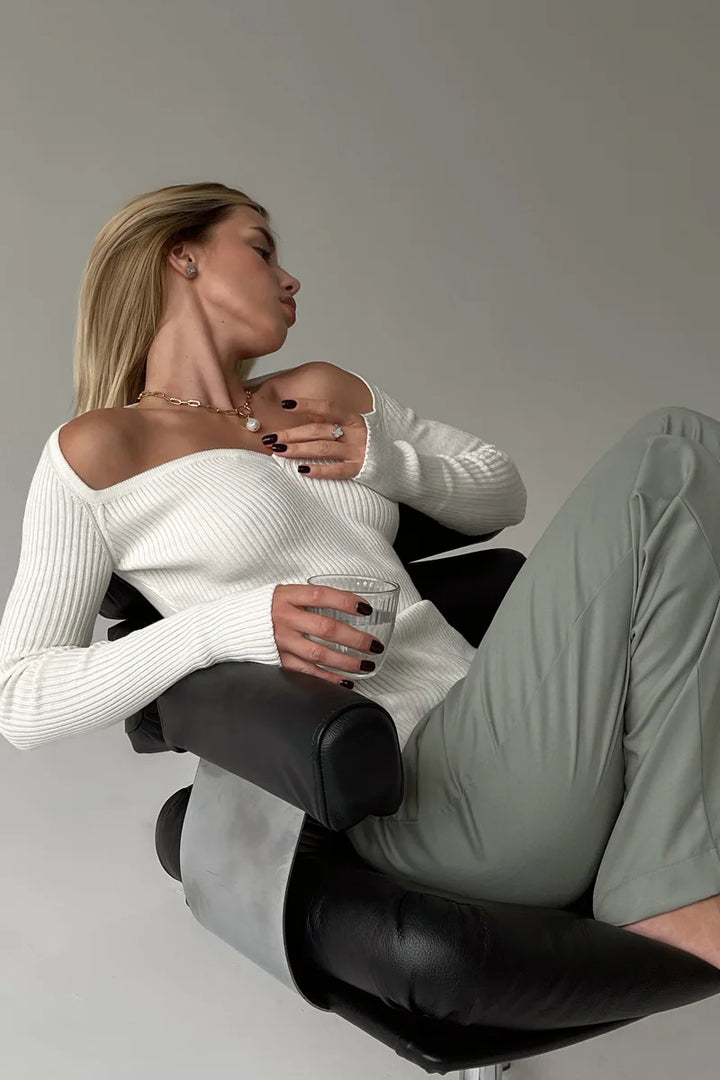 Damenpullover mit Rippmuster und freien Schultern – Colette