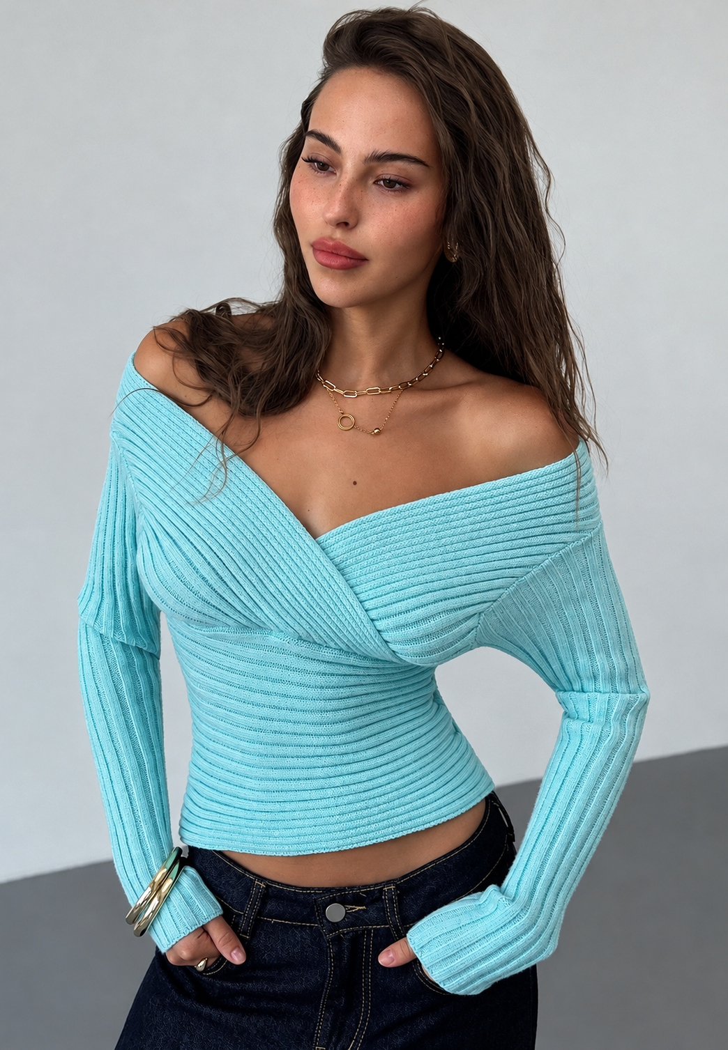 Figurbetonter Damen-Rippstrickpullover mit freien Schultern und Wickelausschnitt - Ariadna