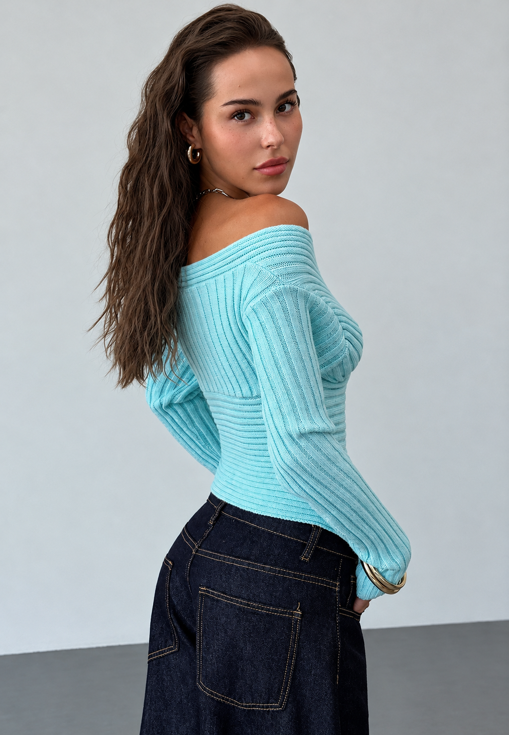 Figurbetonter Damen-Rippstrickpullover mit freien Schultern und Wickelausschnitt - Ariadna