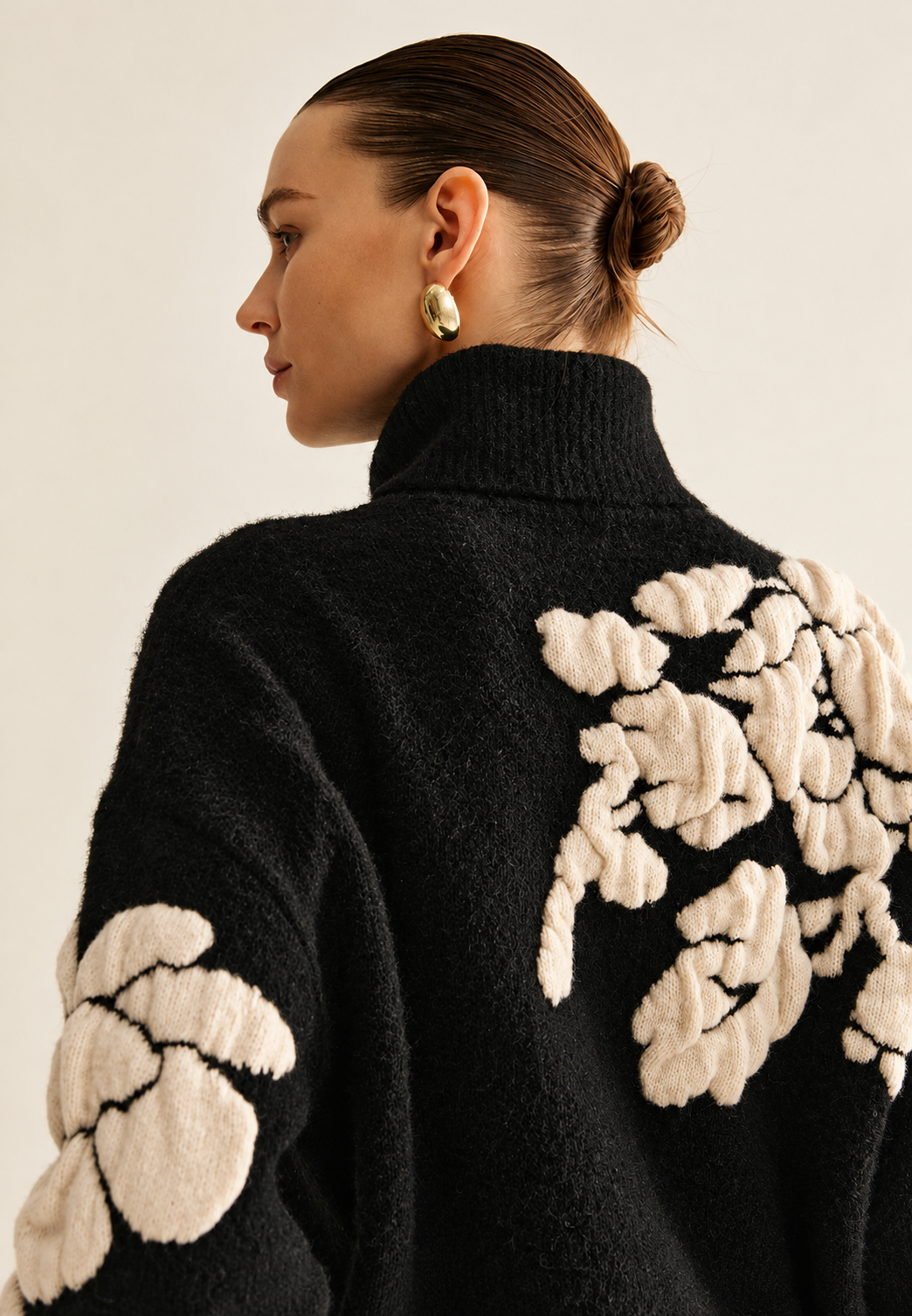 Weit geschnittener Damenpullover mit hohem Kragen und floralem Jacquardmuster - Briseida