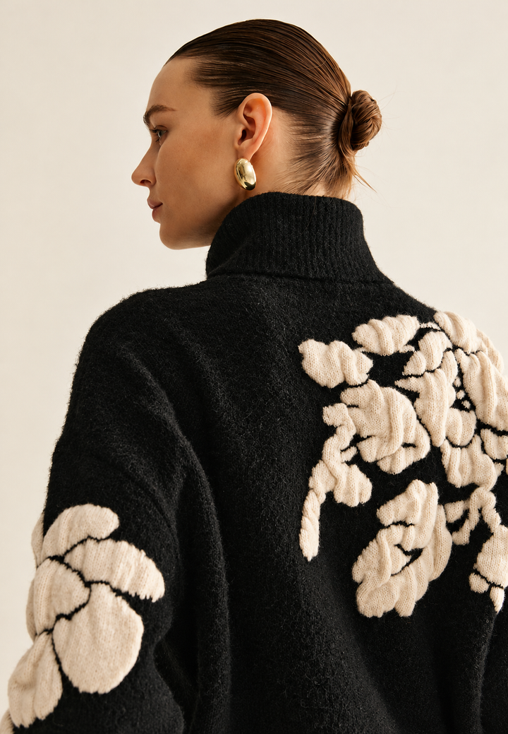 Weit geschnittener Damenpullover mit hohem Kragen und floralem Jacquardmuster - Briseida