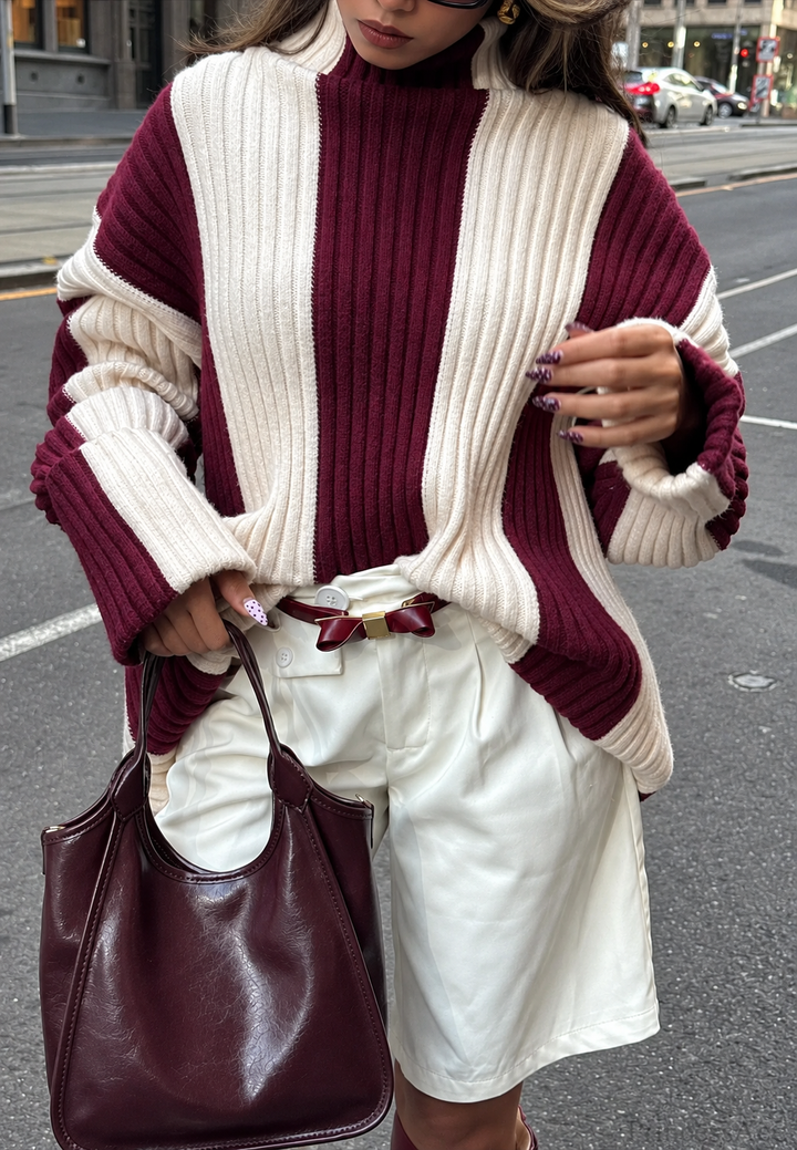 Weit geschnittener Damen-Rippstrickpullover mit hohem Kragen und vertikalen Streifen - Leonia