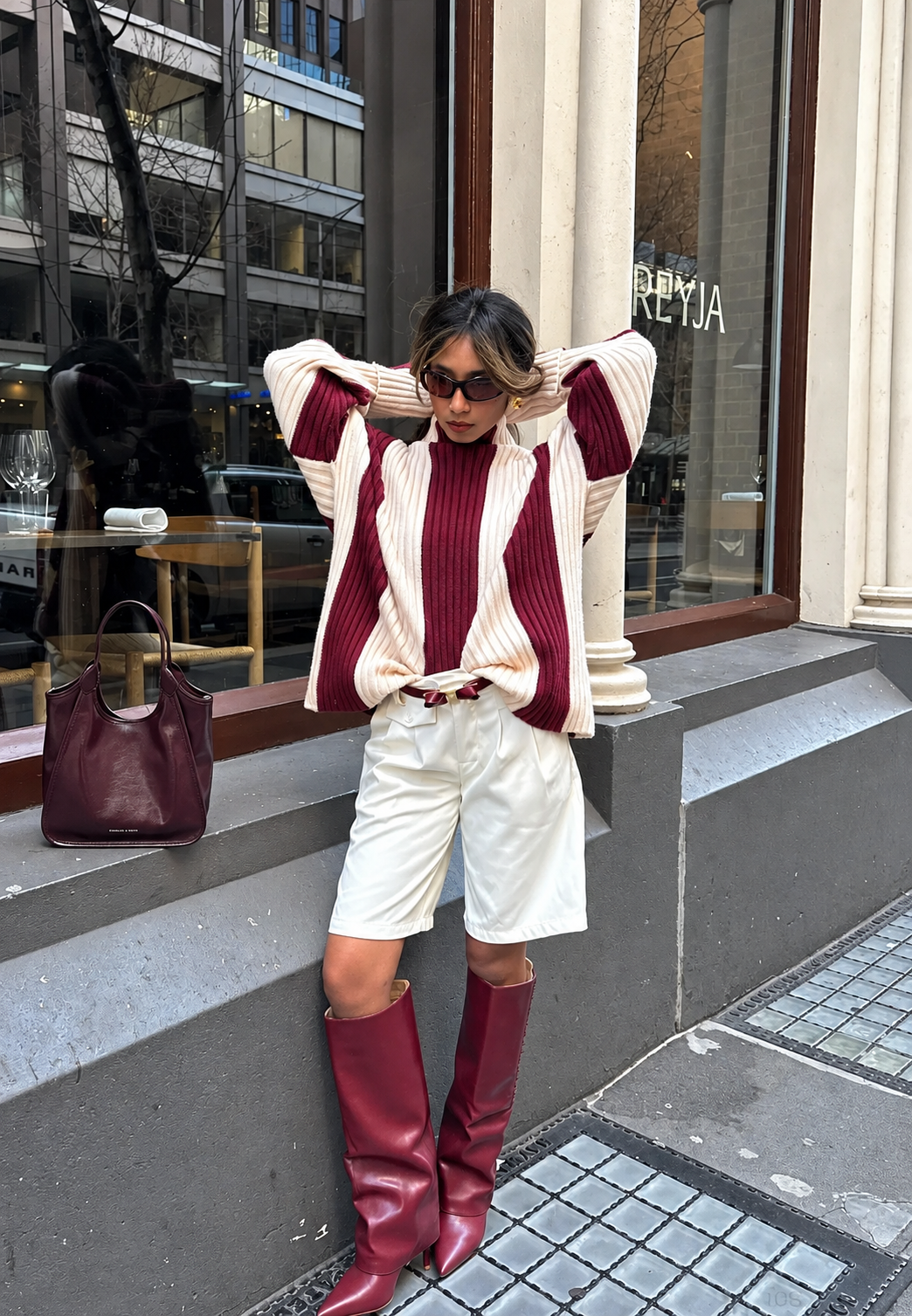 Weit geschnittener Damen-Rippstrickpullover mit hohem Kragen und vertikalen Streifen - Leonia