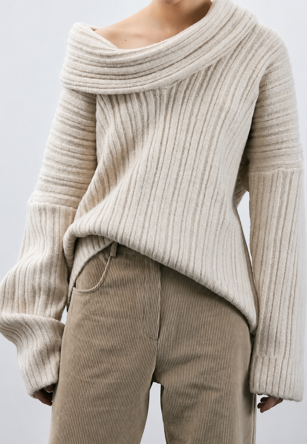Damenpullover mit asymmetrischem Ausschnitt und freiliegender Schulter – Séverine