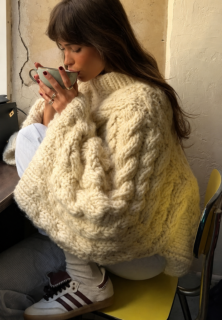 Oversize-Damenpullover mit Zopfmuster, ausgestelltem Ärmel und hohem Kragen – Nerina