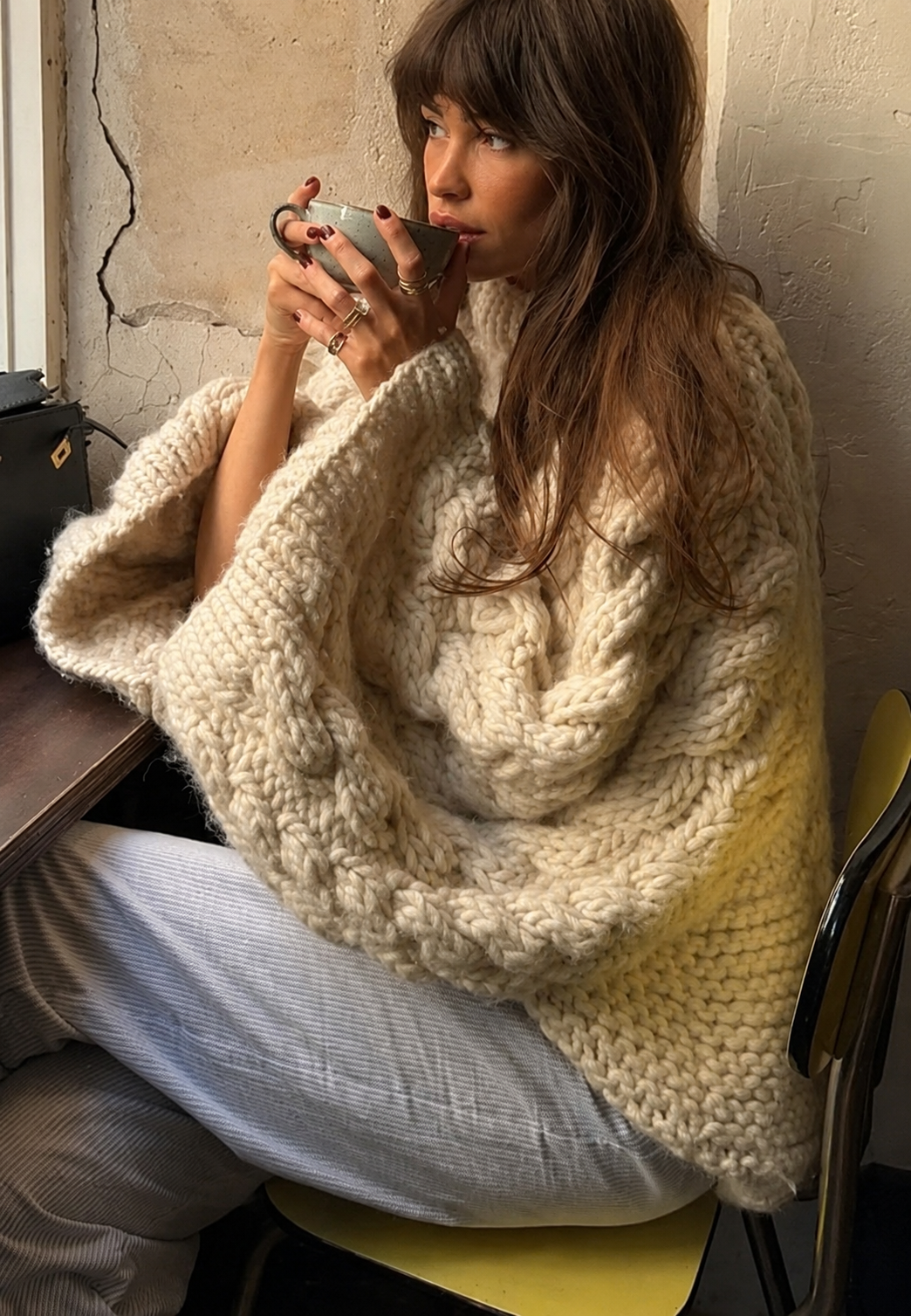 Oversize-Damenpullover mit Zopfmuster, ausgestelltem Ärmel und hohem Kragen – Nerina