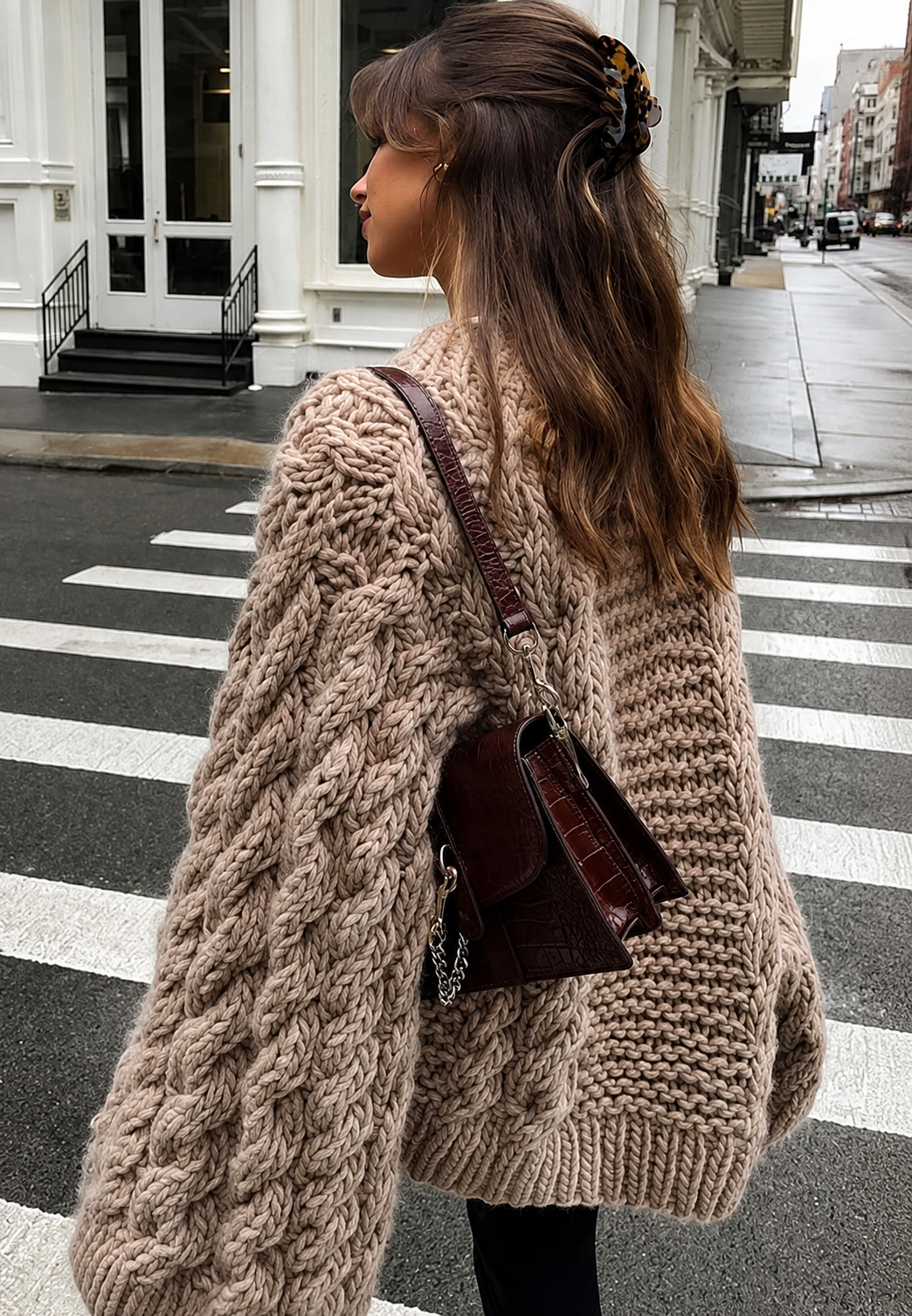 Oversize-Damenpullover mit Zopfmuster, ausgestelltem Ärmel und hohem Kragen – Nerina