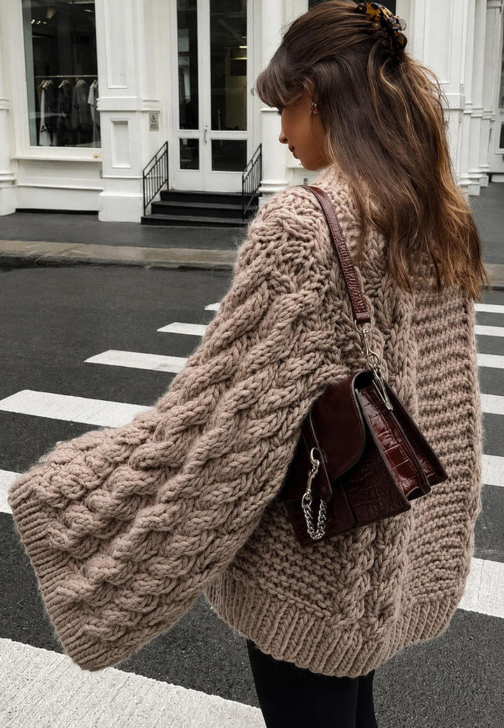 Oversize-Damenpullover mit Zopfmuster, ausgestelltem Ärmel und hohem Kragen – Nerina
