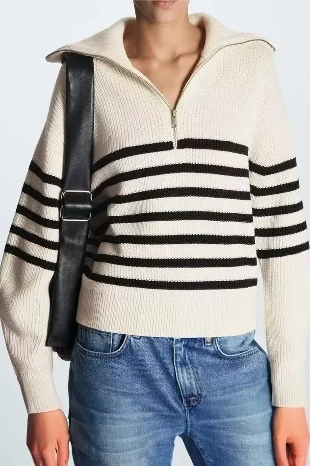 Damenpullover mit Streifen, halbem Reißverschluss und Stehkragen – Holly