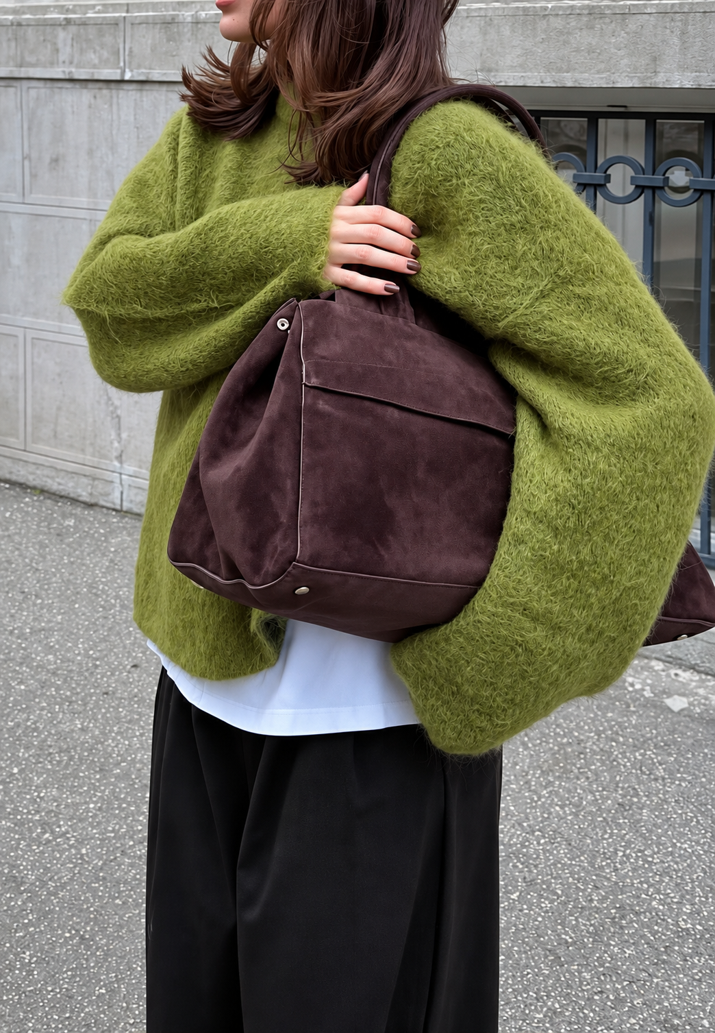 Damen-Oversize-Pullover aus flauschigem Strick mit Rundhalsausschnitt - Agneta