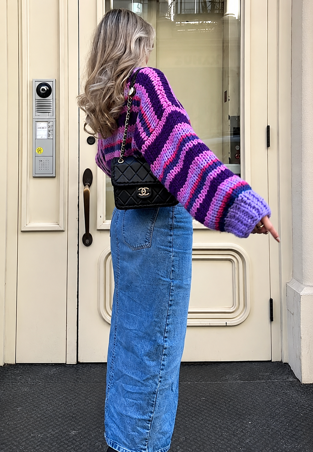 Oversize-Pullover aus grob gestricktem Material mit weiten Ärmeln und Rundhalsausschnitt – Ovacona