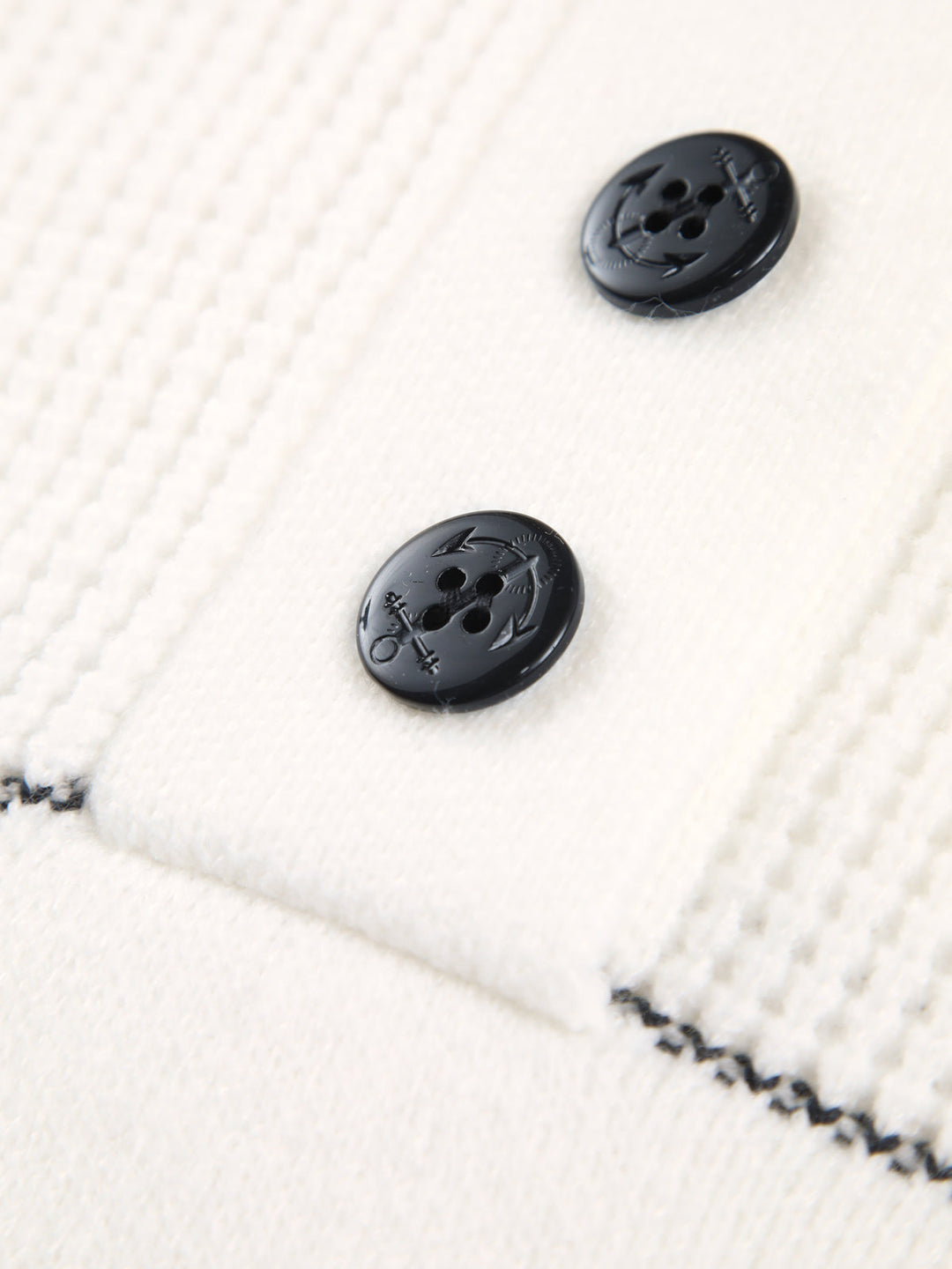 Damen-Strickpullover mit hohem Kragen, Knopfleiste und horizontalen Streifen – Nele