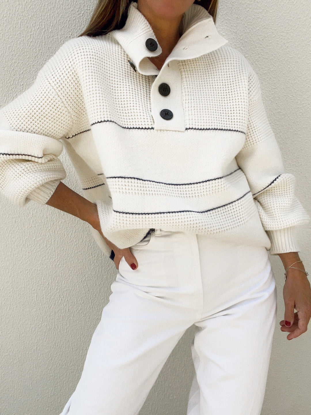 Damen-Strickpullover mit hohem Kragen, Knopfleiste und horizontalen Streifen – Nele