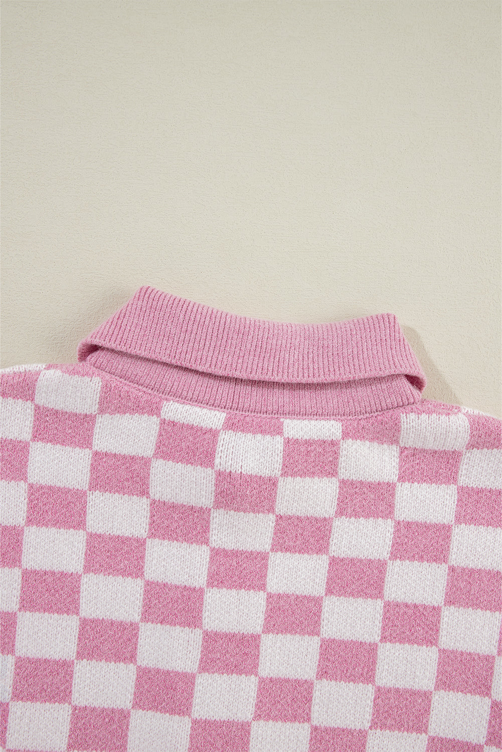 Aude - Karierter V-Ausschnitt Pullover mit Knöpfen und hängenden Schultern