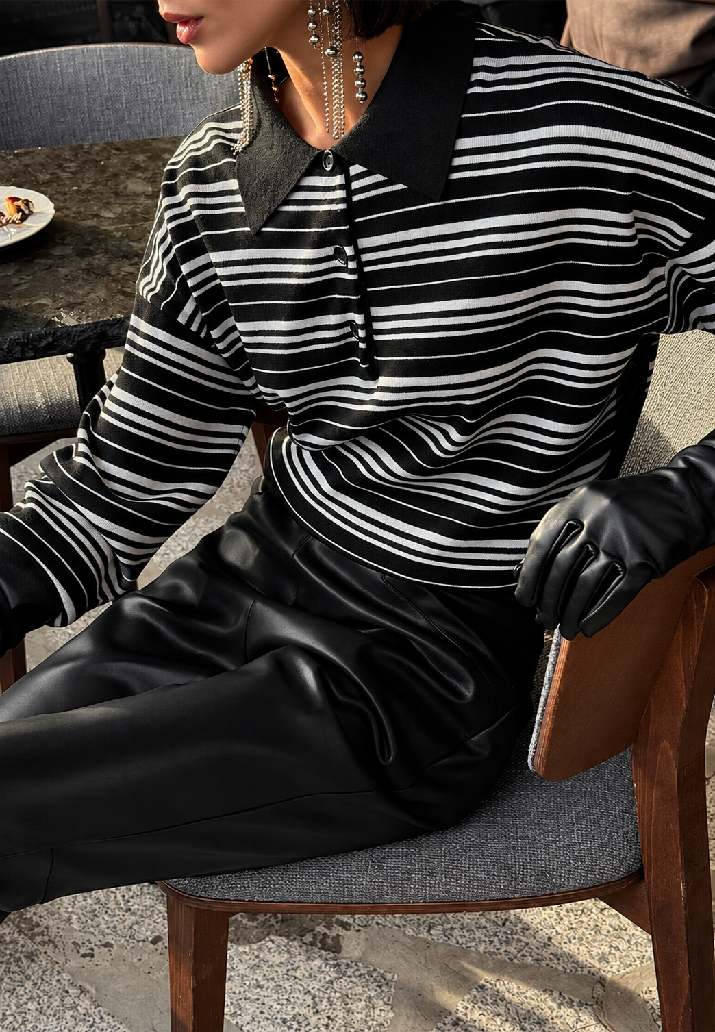 Langärmeliges Damen-Strickpoloshirt mit horizontalen Streifen und Hemdkragen - Adelma