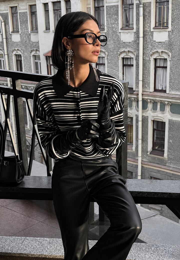 Langärmeliges Damen-Strickpoloshirt mit horizontalen Streifen und Hemdkragen - Adelma