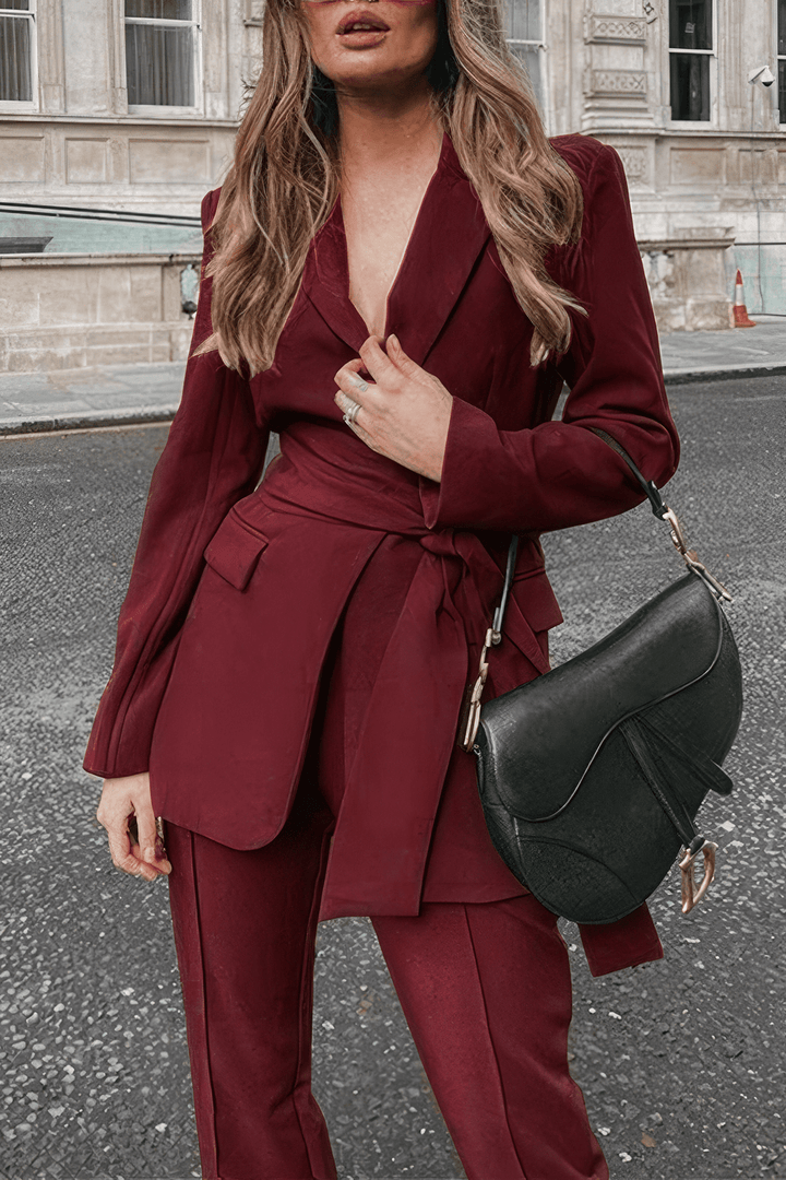 Zweiteiliges Damenkostüm mit Blazer, Gürtel und gerader Hose – Camilla