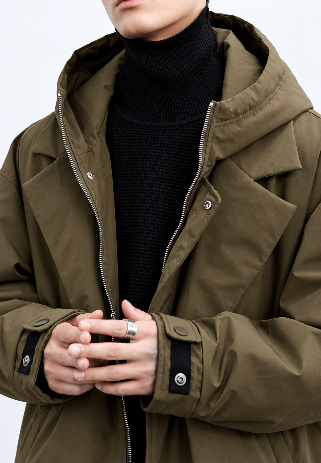 Langer Herren-Trenchcoat mit Kapuze, Reißverschluss und verstellbaren Ärmelbündchen - Corvin