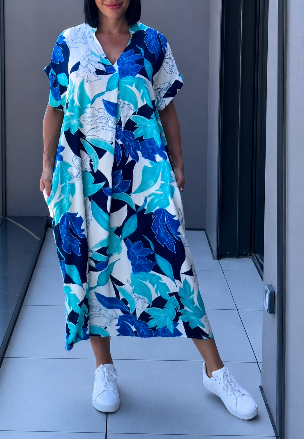 Gemustertes Midi-Kleid für Damen mit V-Ausschnitt – Nia